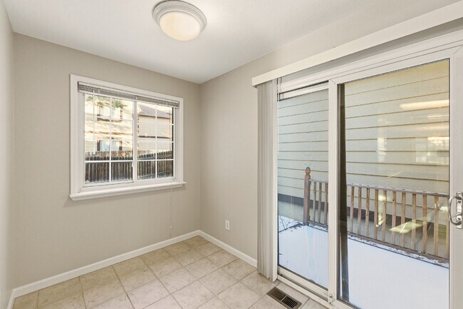 Building Photo - Charming 2BR/2.5BA Townhome in Deer Pointe Village! Beautiful Hardwood Floors Throughout Main Lev...