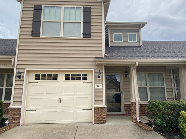 Building Photo - 3 Bedroom / 3 Bathroom / End Unit Townhome...