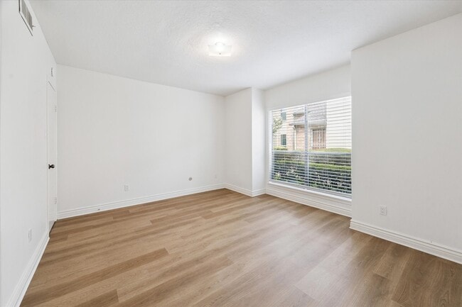 Building Photo - 927 Memorial Village Dr