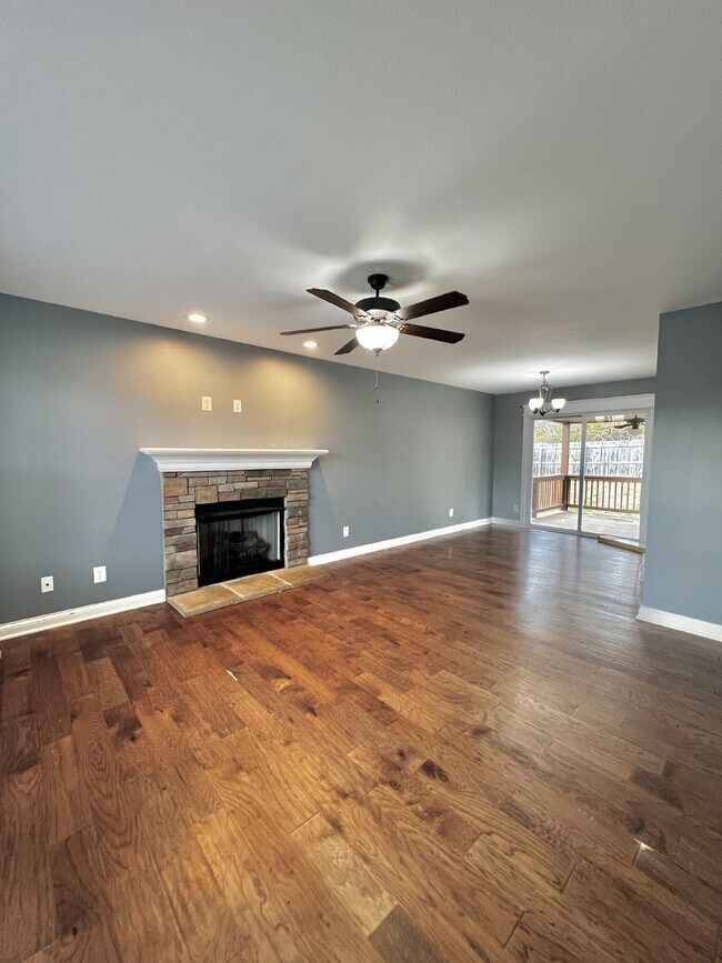 Building Photo - Charming 3BR/2.5BA Home in Clarksville! PE...