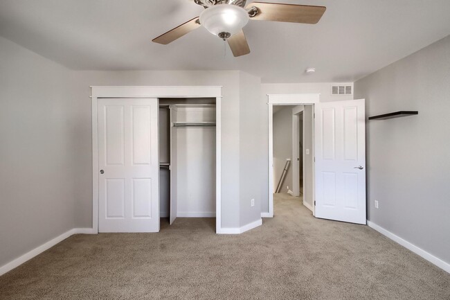 Building Photo - 4 Bedroom townhome in Broomfield