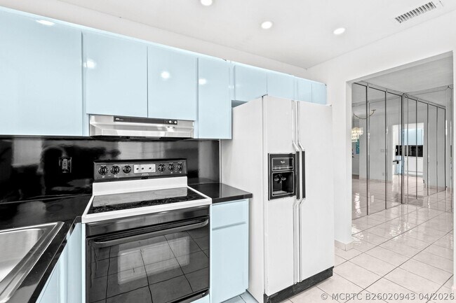 Building Photo - 581 Blue Heron Dr