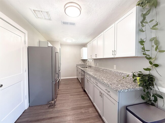 Building Photo - 307 Bellmar Ln