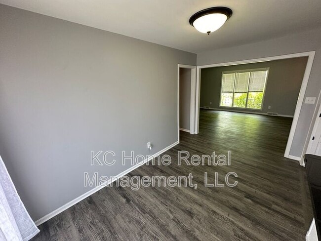 Building Photo - 209 NW Highland Ln