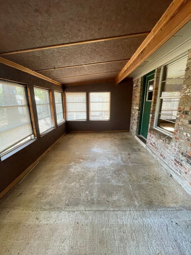 Building Photo - ** 4 bedrooms, 2 bath Located off Atlanta Hwy ** Call 334-366-9198 to schedule a self tour