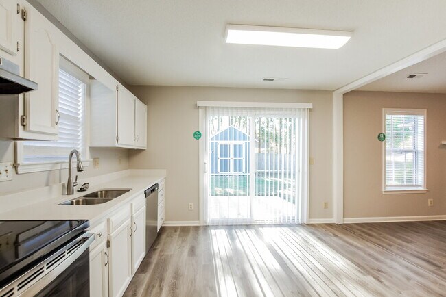 Building Photo - 4009 Beaverbrook Dr