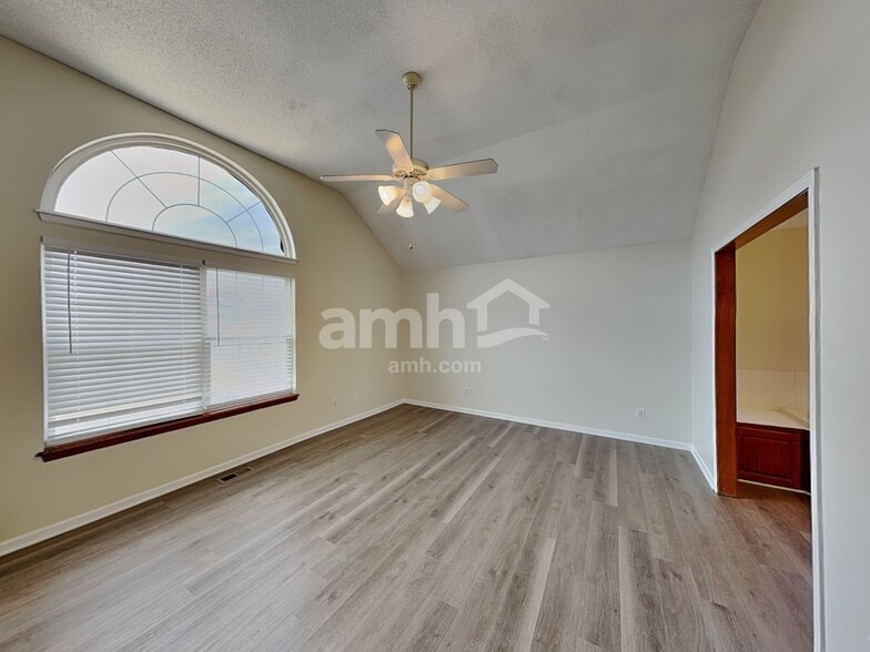 Building Photo - 713 Derby St