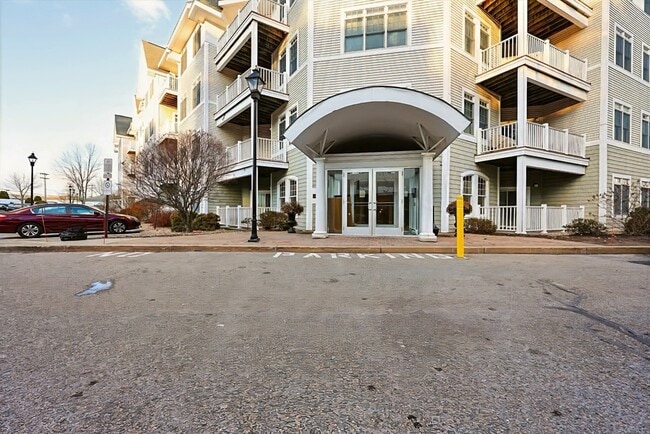 Building Photo - 614 Pond St