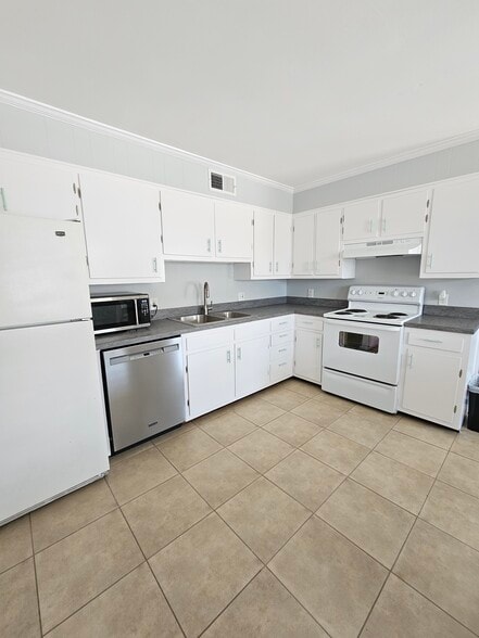 B-kitchen - 1207 Fort Fisher Blvd N