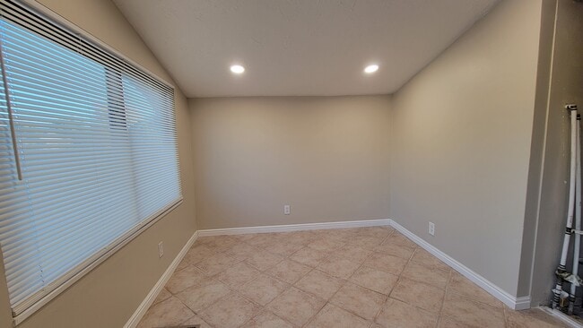 Building Photo - 1107 Topaz Dr