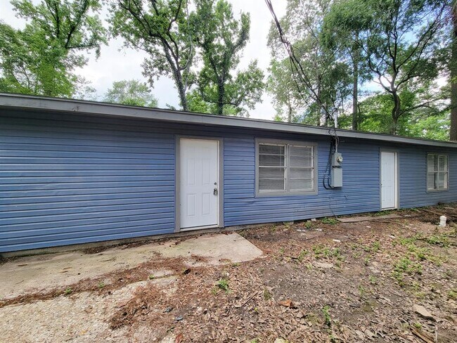 Building Photo - 405 Silver River Dr