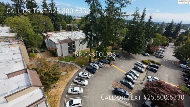Building Photo - Prime Bellevue Condo, conveniently located...