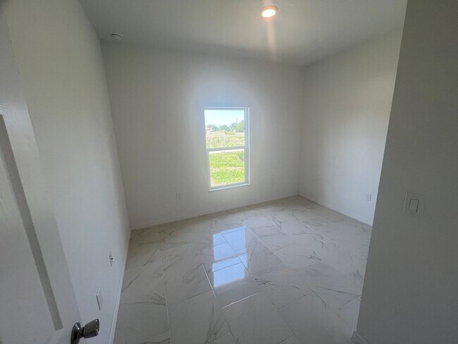 Building Photo - SPACIOUS 3Bd / 2 Ba SINGLE FAMILY HOUSE AVAILABLE