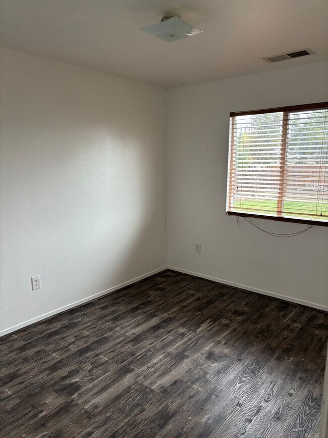 Building Photo - 3 B/R /2BA HOME IN GRIDLEY AVAILABLE NOW!