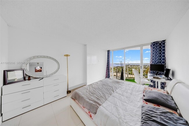 Building Photo - 7601 E Treasure Dr