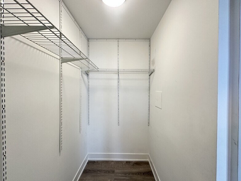 Building Photo - 533 W Belden Ave