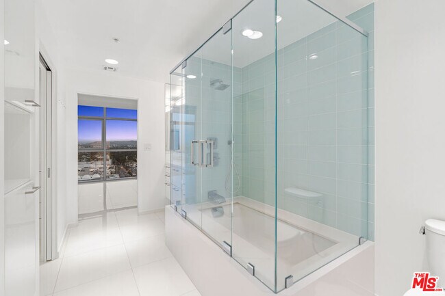 Building Photo - 13700 Marina Pointe Dr