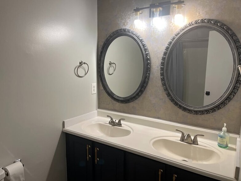 Building Photo - 619 Varsity Dr