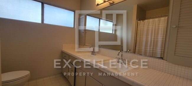 Building Photo - Spacious 5/3 Home With Fully Updated Kitchen, Over 2500SF of Space, Pets Negotiable