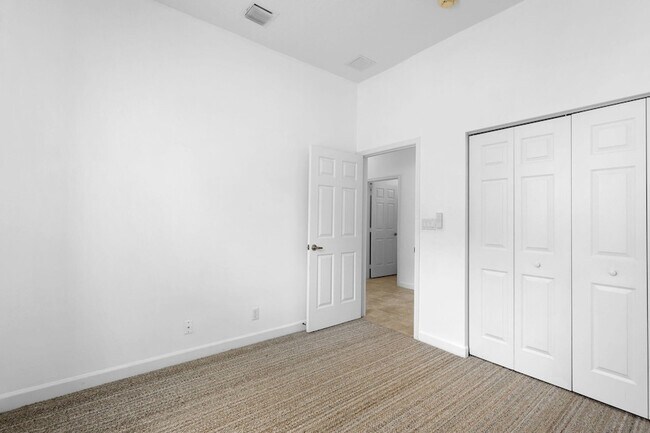 Building Photo - 6532 SE Broadmoor Ln