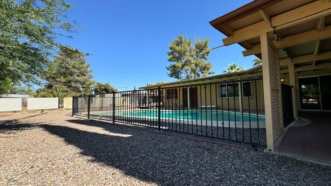 Building Photo - Eastside (Kolb and Stella) 5 bedroom house...