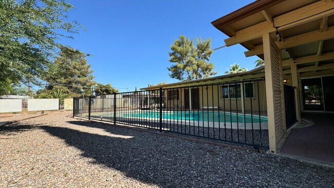 Building Photo - Eastside (Kolb and Stella) 5 bedroom house with a pool and large yard!