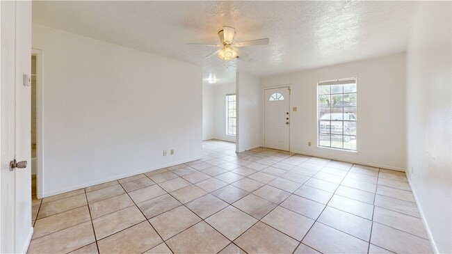 Building Photo - 809 Llano Pl