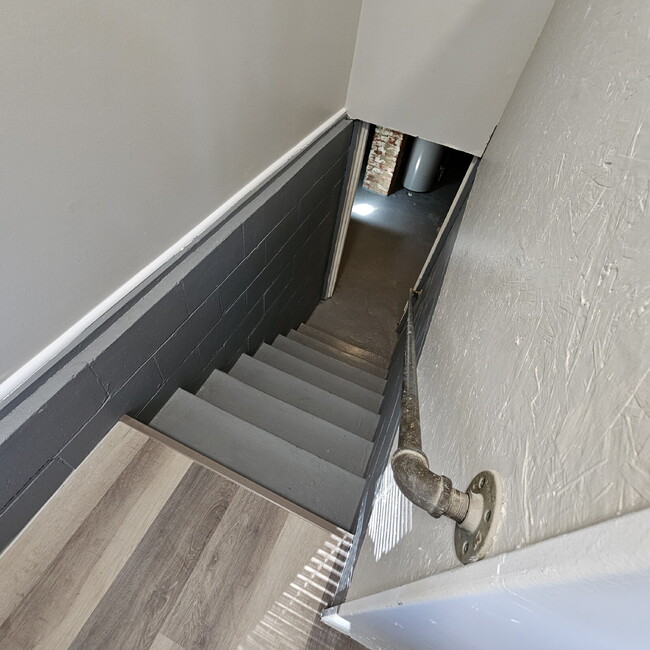 Building Photo - Duplex - 2 Bedroom Completely Remodeled Li...