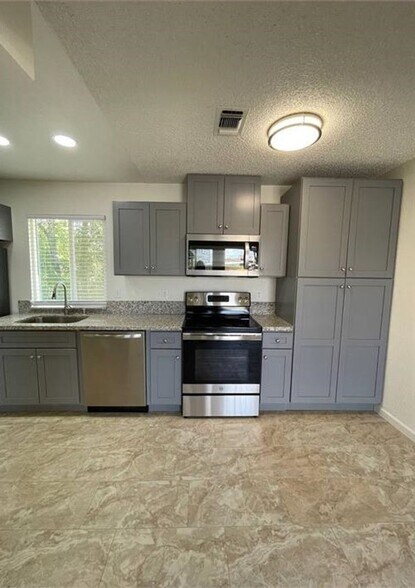 Primary Photo - 205 N Mariposa St
