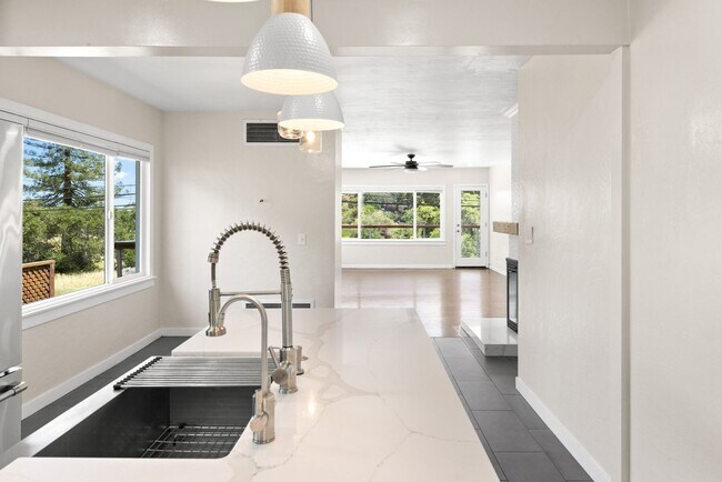 Building Photo - Beautiful Duplex In Highly Desirable San Rafael!