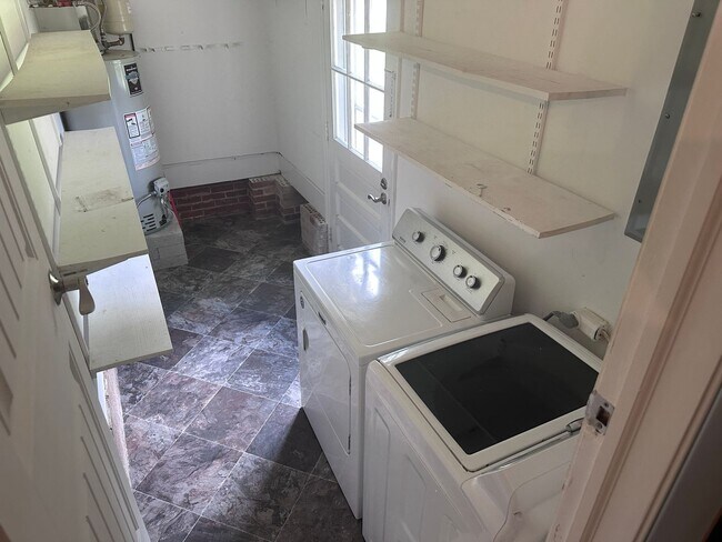 Building Photo - Beautiful 3 Bedroom Home in Windsor Park!!