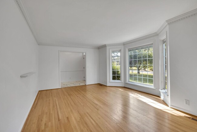 Building Photo - One level living in the heart of Brentwood