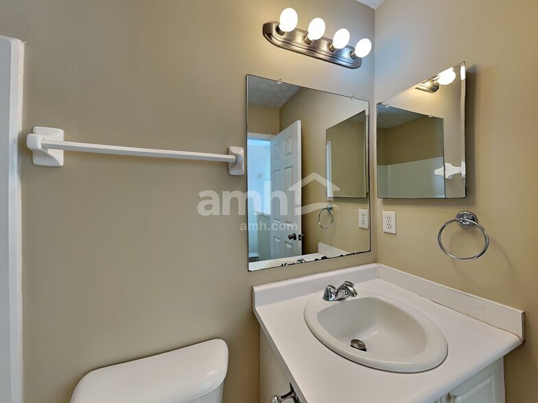 Building Photo - 2480 Bloxom St