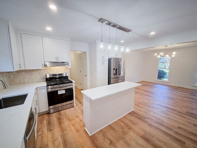 Building Photo - 104 Stratford Dr