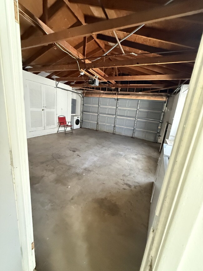 Building Photo - Solar savings on energy. 3rd bonus room.   2 Car Garage, Private Yard, Spacious upgraded interior...