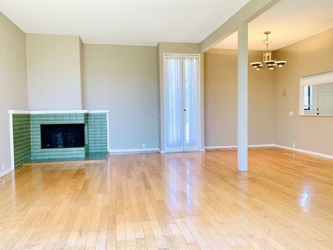 Building Photo - LIVE IN LA JOLLA! LOVELY TOWNHOME WITH BEA...