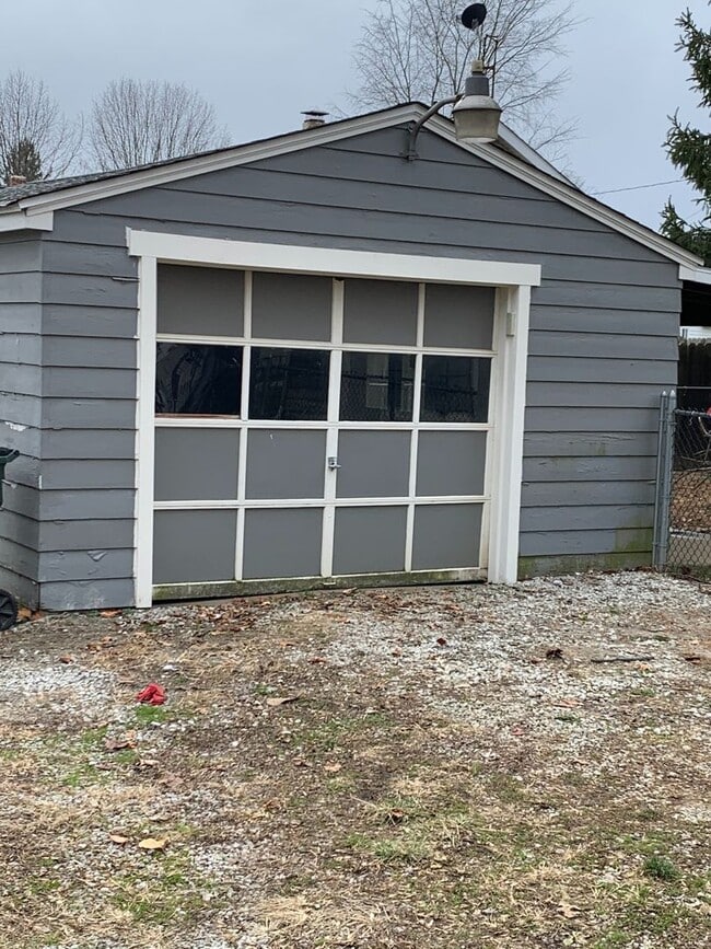 Building Photo - 2 Bedrooms  & 1 Bathroom - West side of Ba...