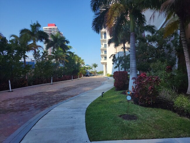 Building Photo - 2721 Hallandale Beach Blvd