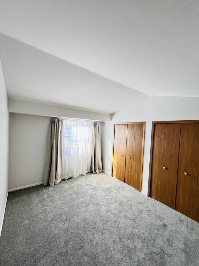 Building Photo - 1486 W Jefferson Ave