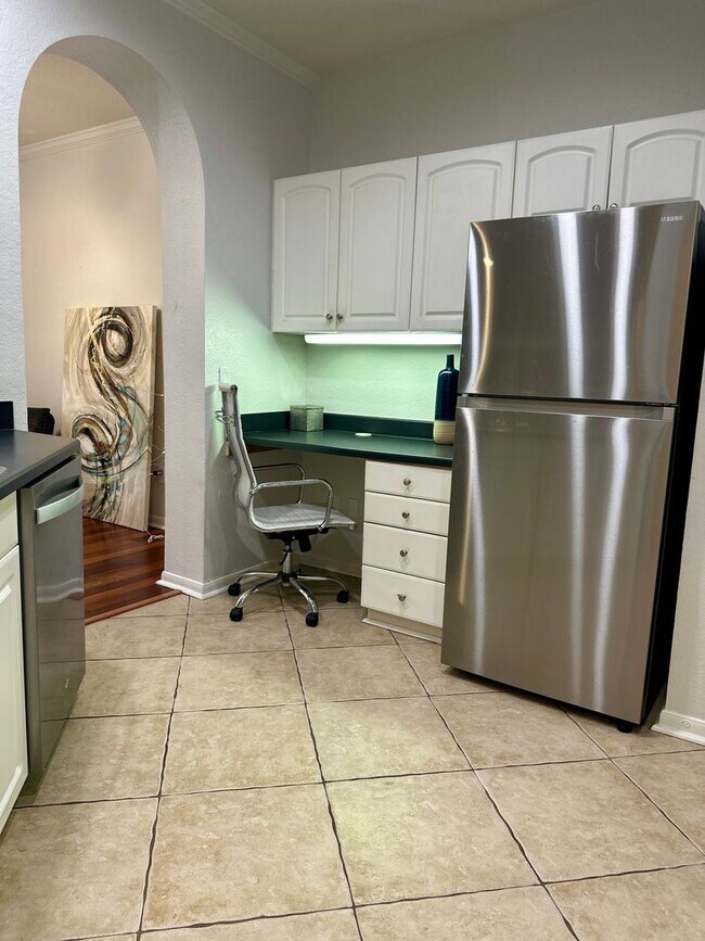 Building Photo - FULLY FURNISHED with King Bed-Pool View 1b...