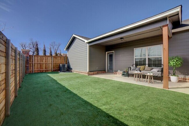 Building Photo - Lawn Care Included! 3/2/2 Luxury Patio Home Broken Arrow