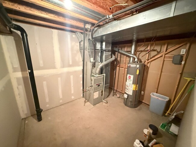 Building Photo - Beautiful 3-Level Corner Unit Townhouse with Garage