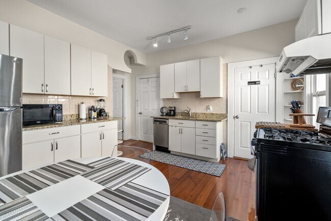 Building Photo - 18 Loring St