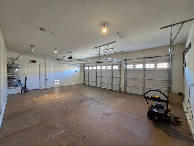 Building Photo - An Amazing NW Home! Over 3300 sq ft w/ pool & spa! Must see!