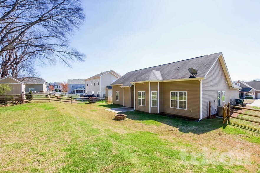 Building Photo - 717 Yvonne Dr SW