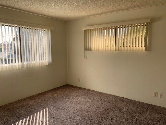 Building Photo - 2493 1/2 S Barrington Ave