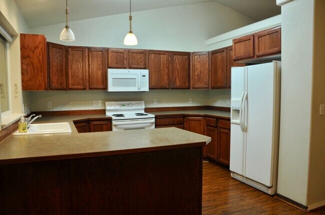 Building Photo - 4 bed 3 bath home with second living room