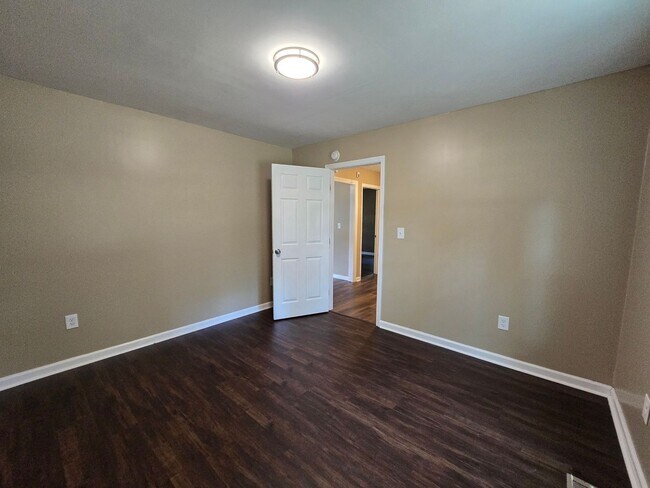 Building Photo - 707 Miller Ave