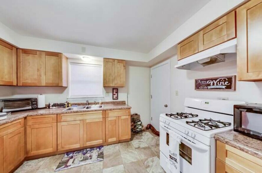 Building Photo - 2800 Manor Ln