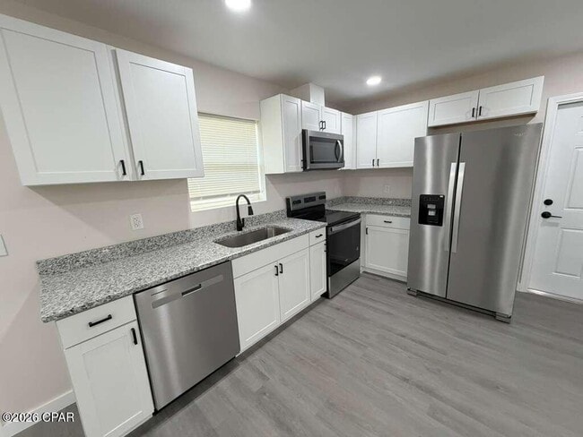 Building Photo - 208 Kraft Ave